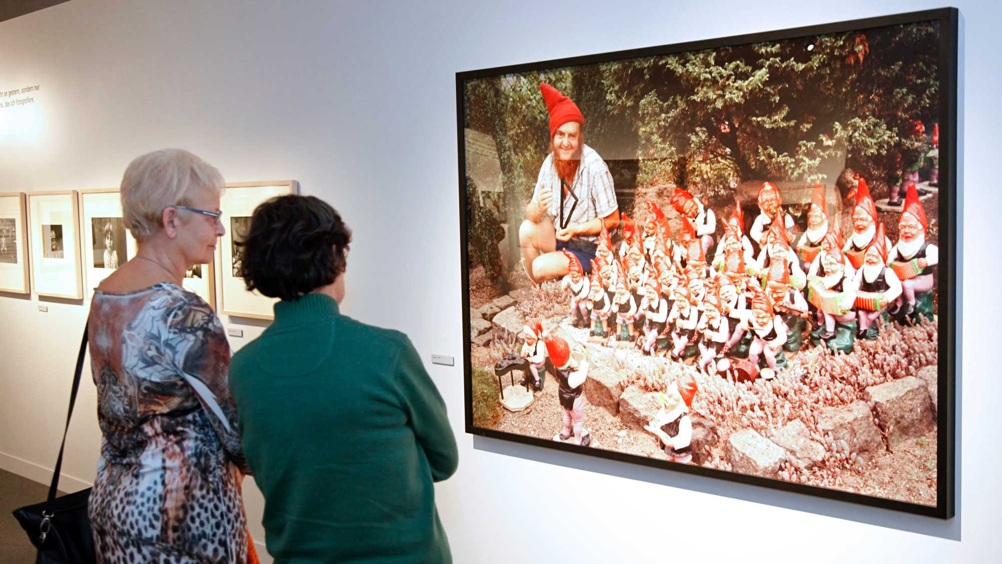 Zwei Besucherinnen betrachten eine Fotografie von Gundula Schulze Eldowy in der Ausstellung 'Zuhause ist ein fernes Land'