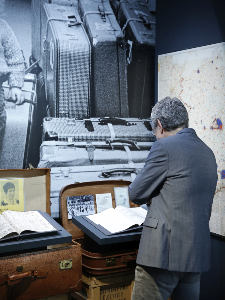 Besucher in der Ausstellung