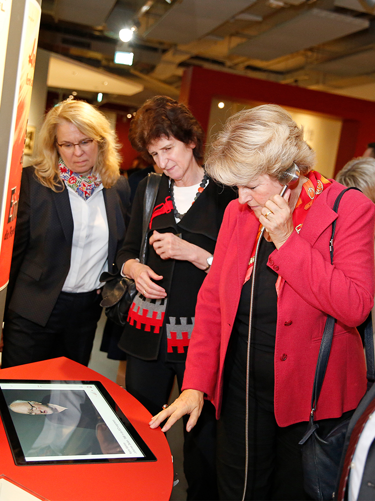 Monika Grütters und Eva-Maria Stange an einer Zeitzeugen-Station