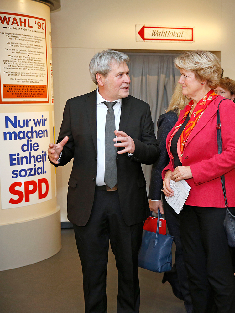 Jürgen Reiche und Monika Grütters in der Ausstellung 