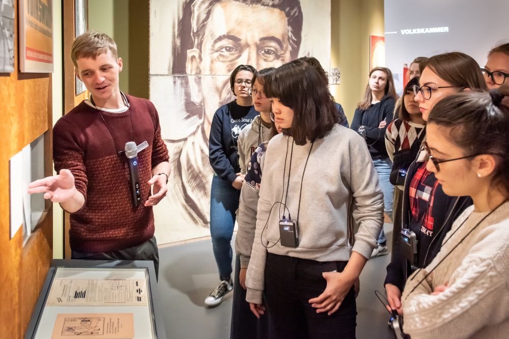 Internationale Besuchergruppe in der Dauerausstellung