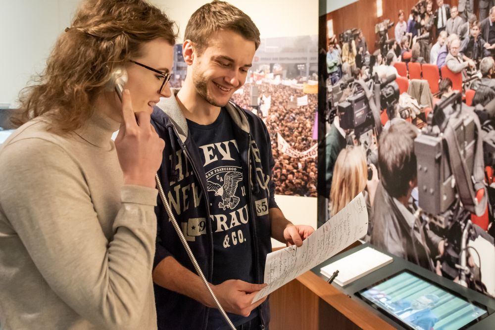 Visitors in front of the desk of former SED official Günter Schabowski