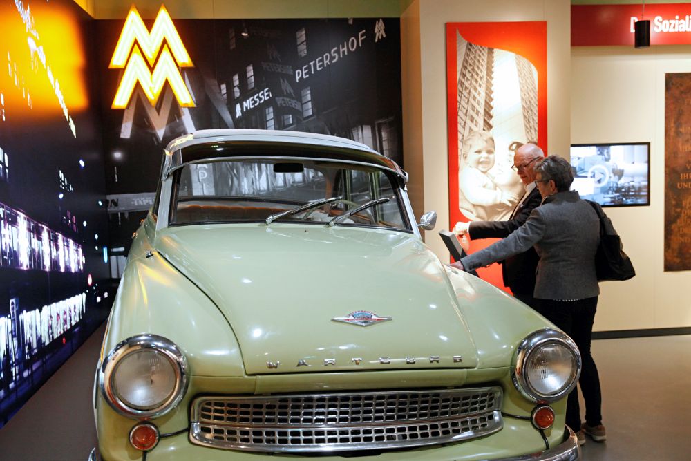 Visitors in front of the 'Wartburg' car