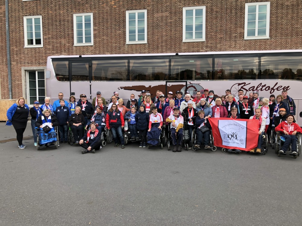 Mitglieder von Leipzig Unified Bulls F.C. bei einem Treffen mit einem Fanclub von Hertha BSC für Fans mit Einschränkung