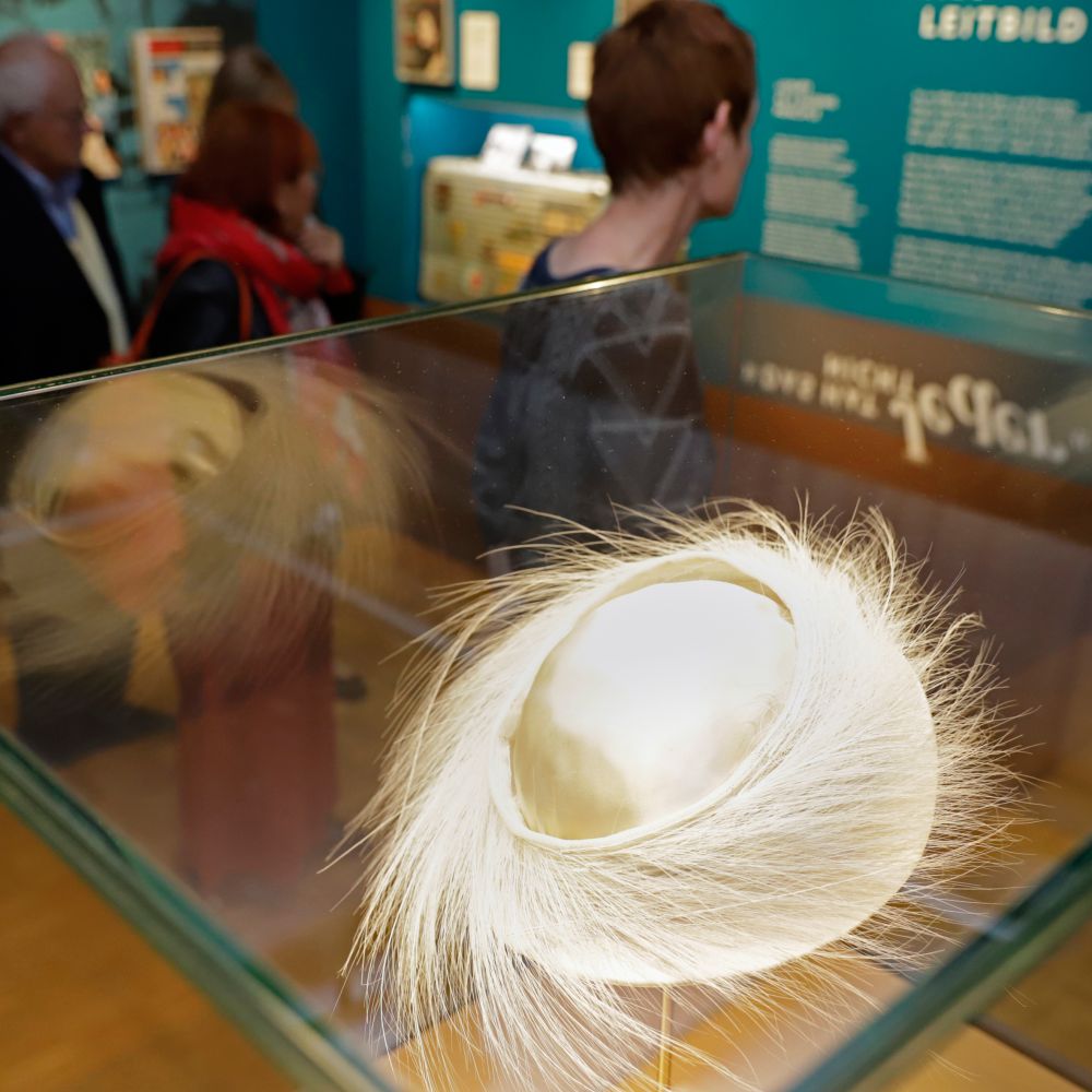 Ladies hat with egret feathers, Berta Häusler, Museum für Kunst und Gewerbe Hamburg