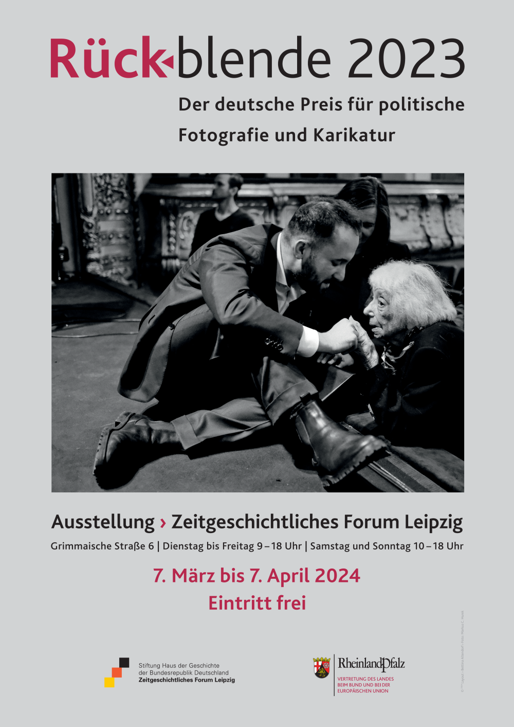 Das Plakat zur Ausstellung "Rückblende 2023". Darauf zu sehen ist das Siegerfoto mit Igor Levit und Margot Friedländer. Zusätzlich ist der Zeitraum sowie der Ort der Ausstellung angegeben.