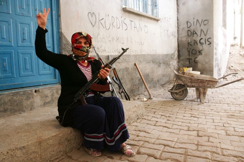 PKK-Kämpferin in der kurdisch geprägten Stadt. Silvan Türkei 2015