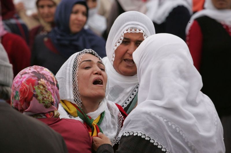 Trauernde Angehörige in der kurdisch geprägten Stadt Silvan. Türkei, 2015 