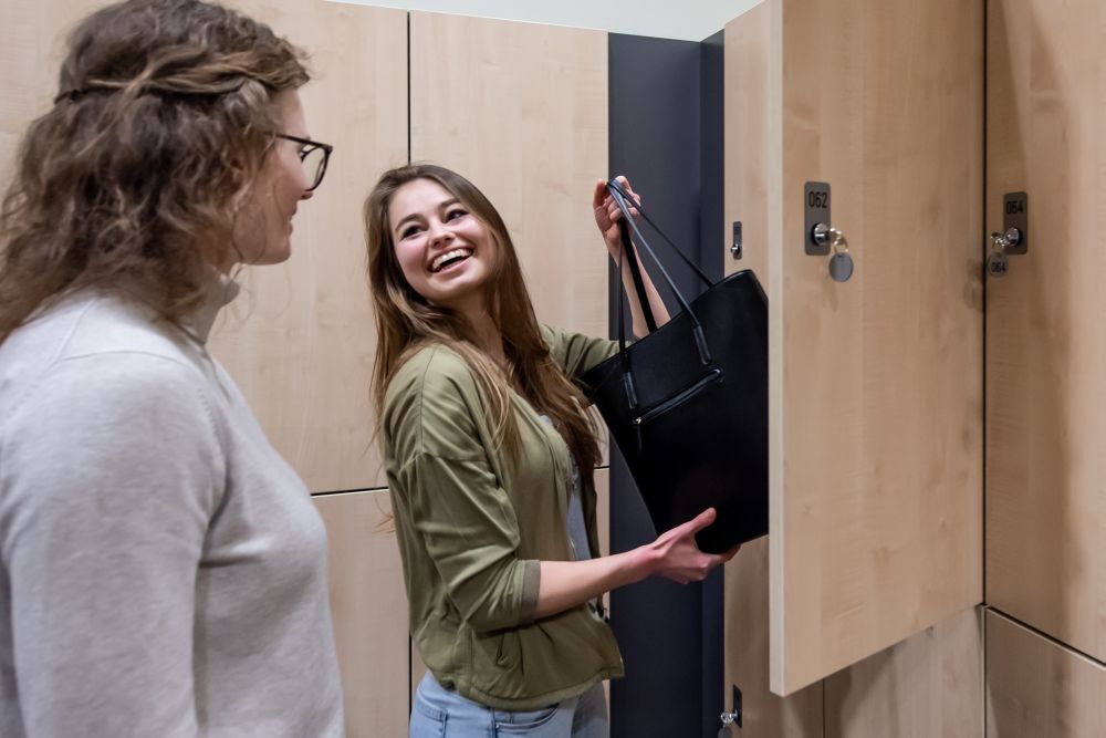 You can safely store your coats, bags and rucksacks in one of the lockers.