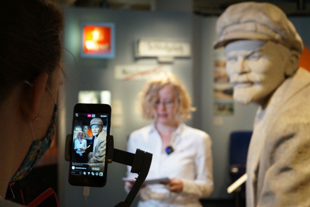 Direktorin Uta Bretschneider bei einem Live-Rundgang in der Dauerausstellung