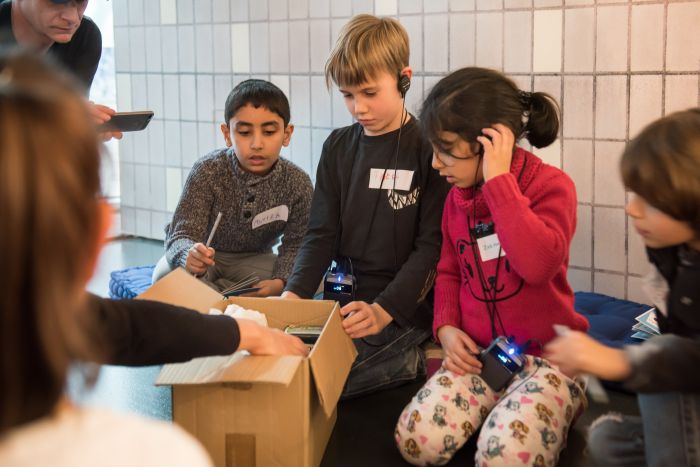 Kinder packen gemeinsam ein Westpaket