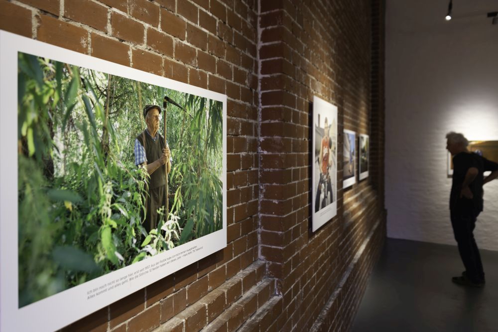 Eine Fotografie an einer roten Backsteinwand in der Ausstellung