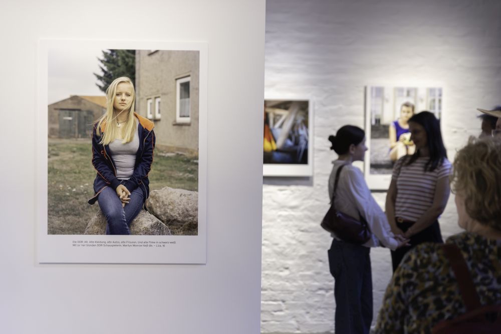 Ansicht einer Fotografie eines jungen Mädchens in der Ausstellung
