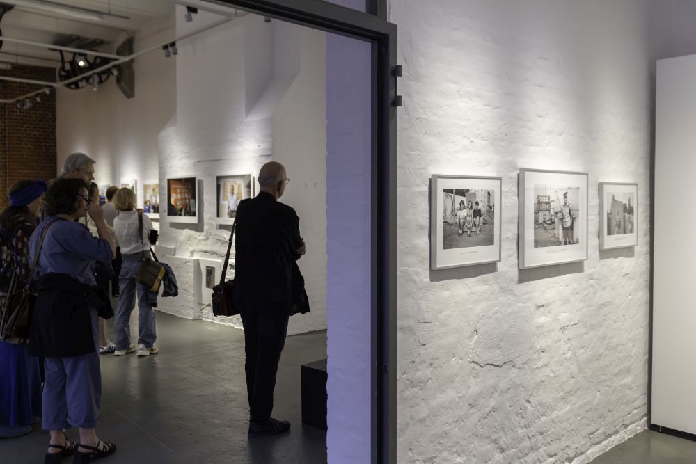 Beide Fotoreportagen aus Berlin und Mestlin, in Schwarz-Weiß und in Farbe, in der Ausstellung