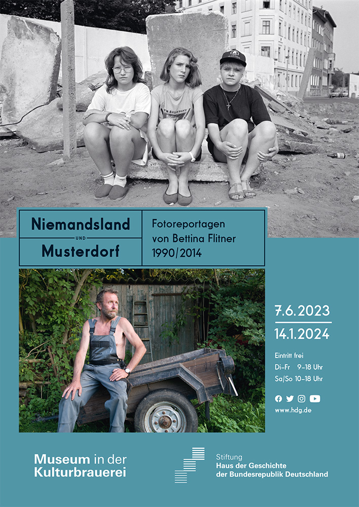 Plakat zur Ausstellung "Niemandsland und Musterdorf. Fotoreportagen von Bettina Flitner 1990/2014" mit einer Farb- und einer Schwarz-Weiß Fotografie aus der Ausstellung.