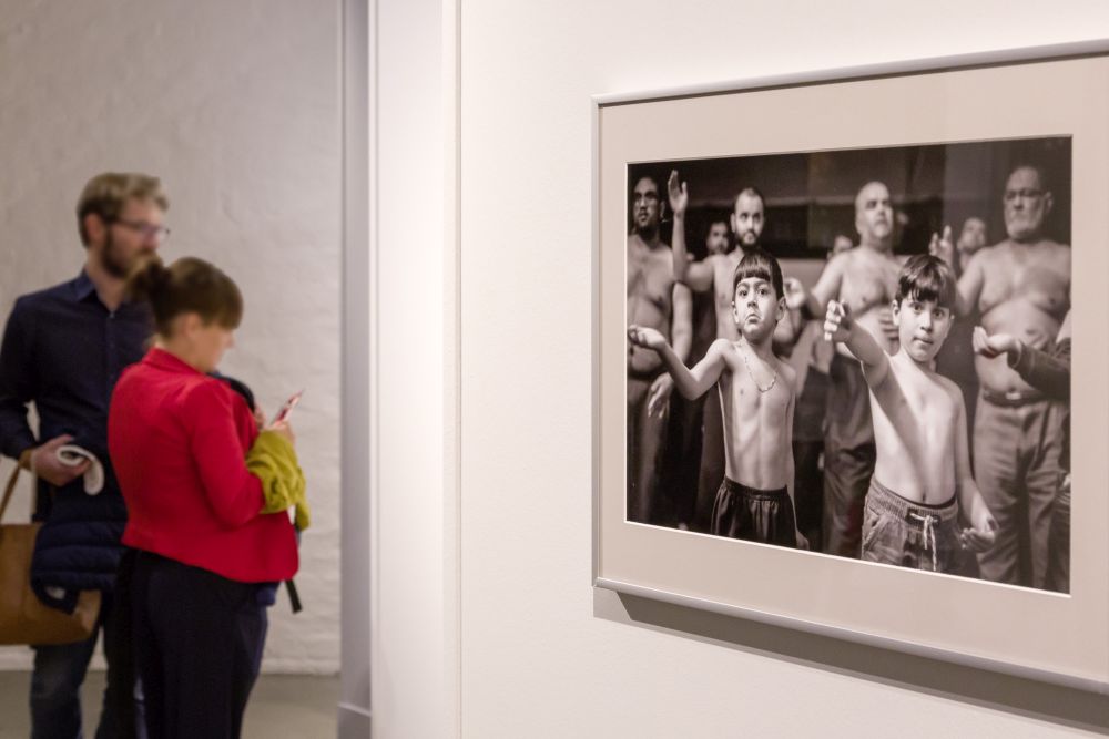 Menschen mit Kind in der Ausstellung