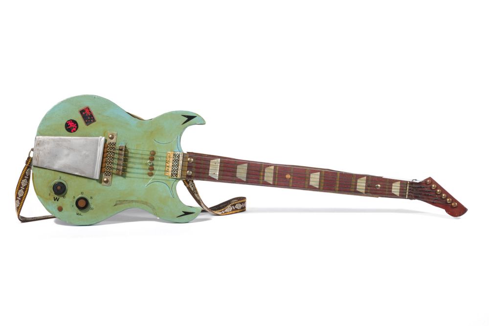 Selbst gebaute mintfarbene AC/DC-Spielzeug-Fan-Gitarre.
