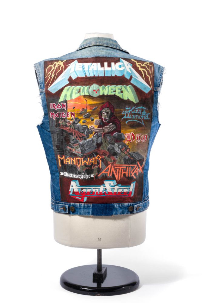 Selbst gestaltetes Backpatch auf einer Jeansweste mit diversen westlichen Heavy-Metal-Gruppennamen, unter anderem Metallica, Helloween, Iron Maiden, Manowar, Anthrax und Agent Steel. 