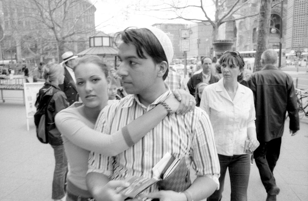 Ein Mädchen und ein Junge auf dem Kurfürstendamm in Berlin