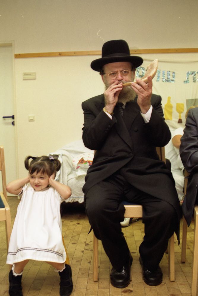 Zur Feier des jüdischen Neujahrsfests Rosch Haschana in einem Frankfurter Kindergarten bläst der Rabbiner den Schofar (Widderhorn)