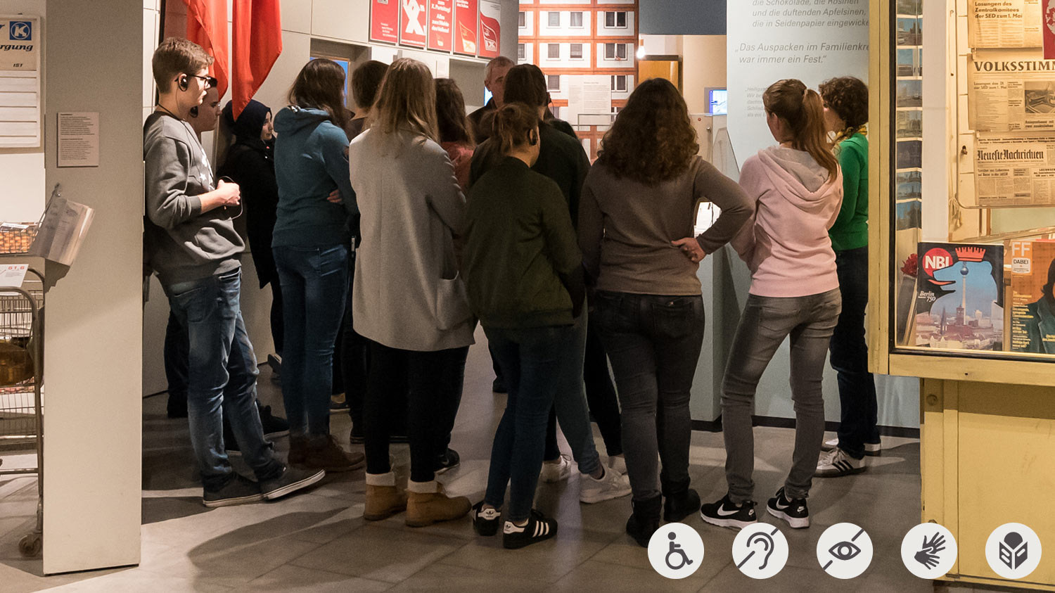 Guided visit at the Museum in der Kulturbrauerei in Berlin with accessibility-icons.