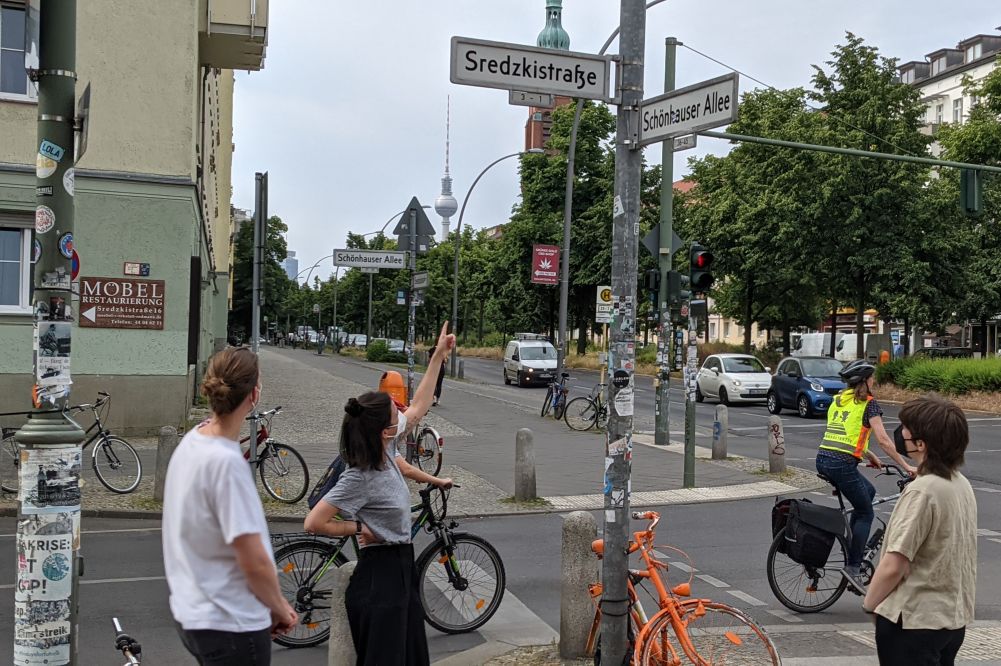 Besucherinnen an der Ecke Sredzkistraße Schönhauser Allee