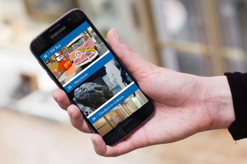 Hand with smartphone, on the display you can see the AudioGuide for the permanent exhibition 'Germany since 1945' in the Haus der Geschichte