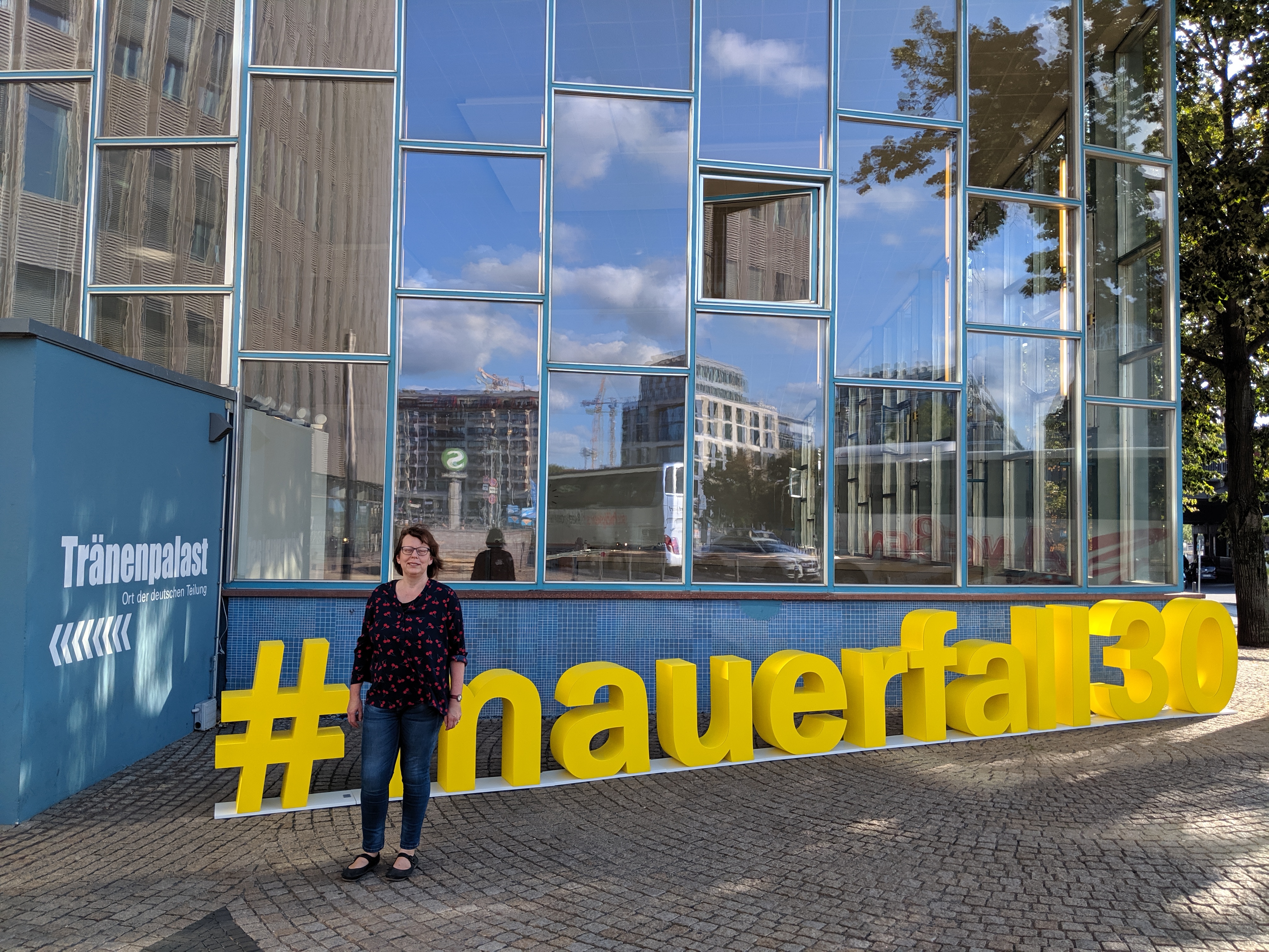 Zeitzeugin Katja Hildebrand vor dem Tränenpalast