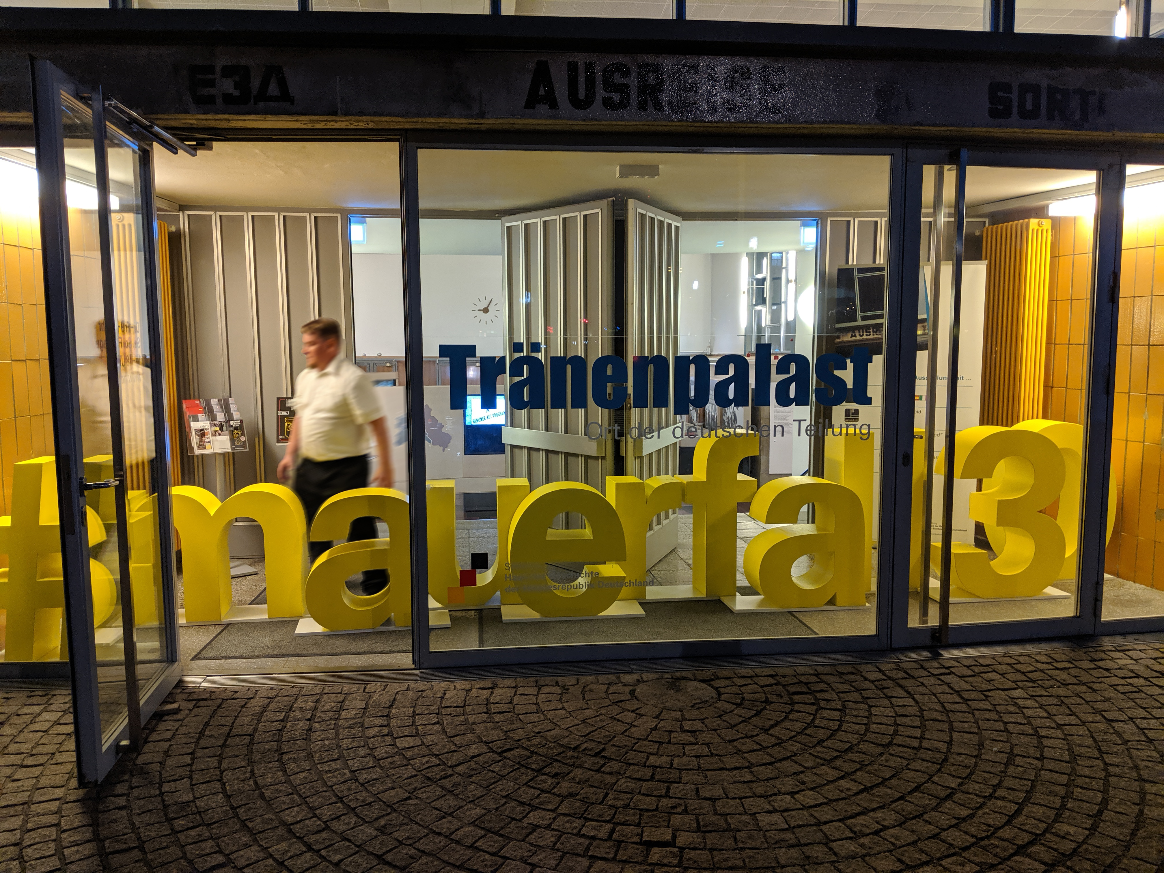 Der Schriftzug #mauerfall30 im Feierabend im Tränenpalast