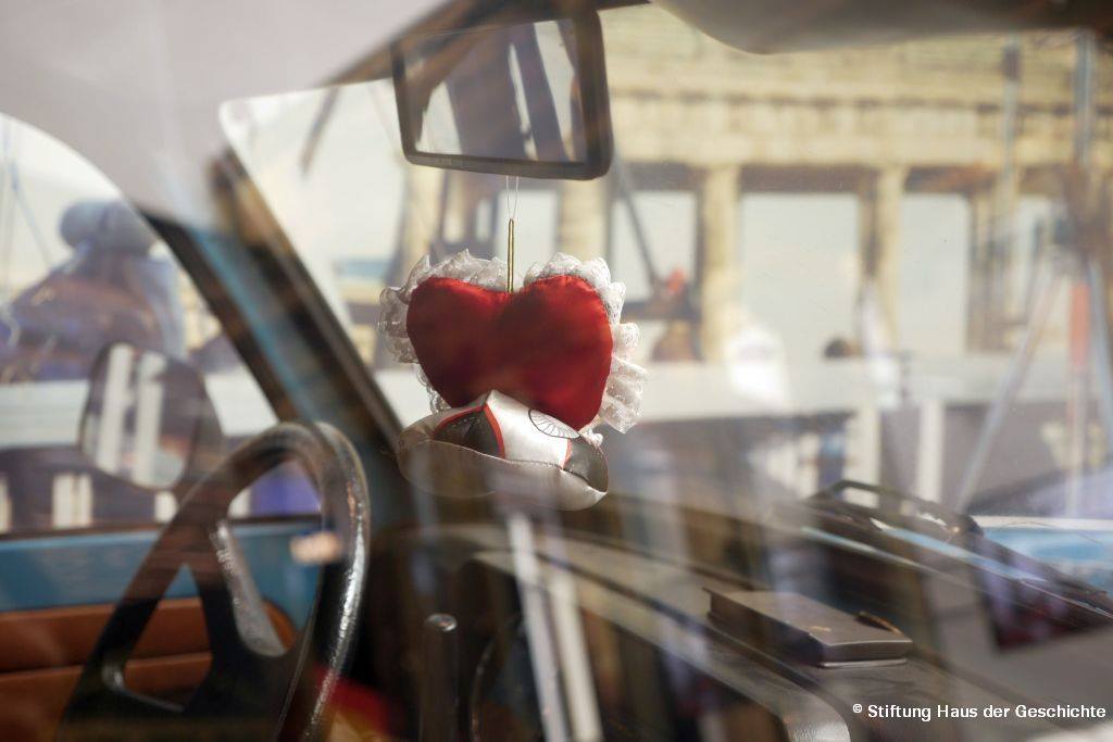 Detailaufnahme Lenkrad blauer Trabant aus der Dauerausstellung im Haus der Geschichte