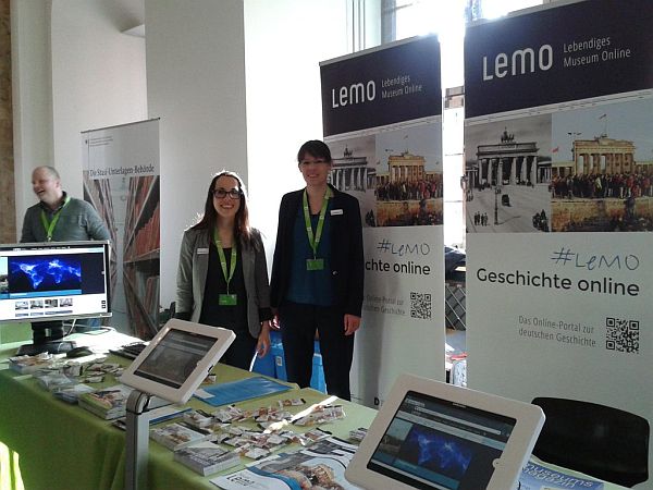 LeMO-Redakteurinnen hinter dem LeMO-Stand auf dem DHM-Museumsfest 2014