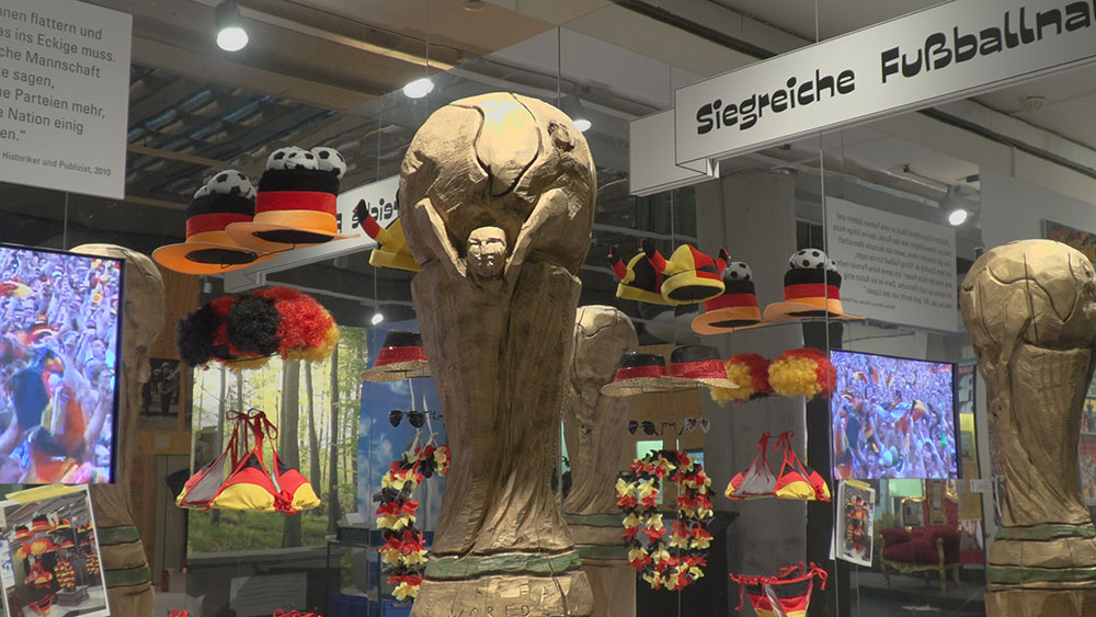 Skulptur des WM-Pokals in der Ausstellung