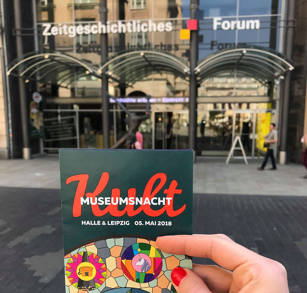 Flyer der Museumsnacht vor dem Zeitgeschichtlichen Forum Leipzig