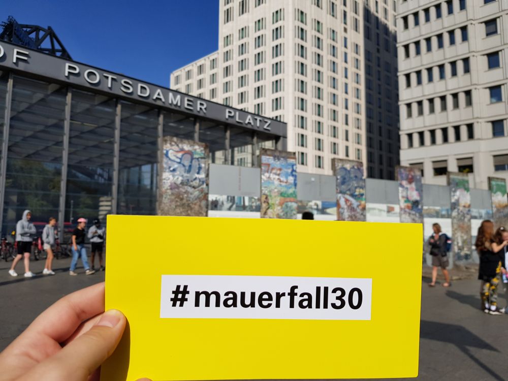 Unsere #mauerfall30-Postkarte am Potsdamer Platz