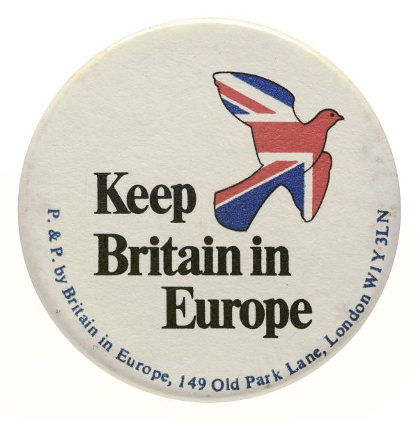 Runder Button mit einer Taube in Farben des Union Jack und der Aufschrift Keep Britain in Europe.