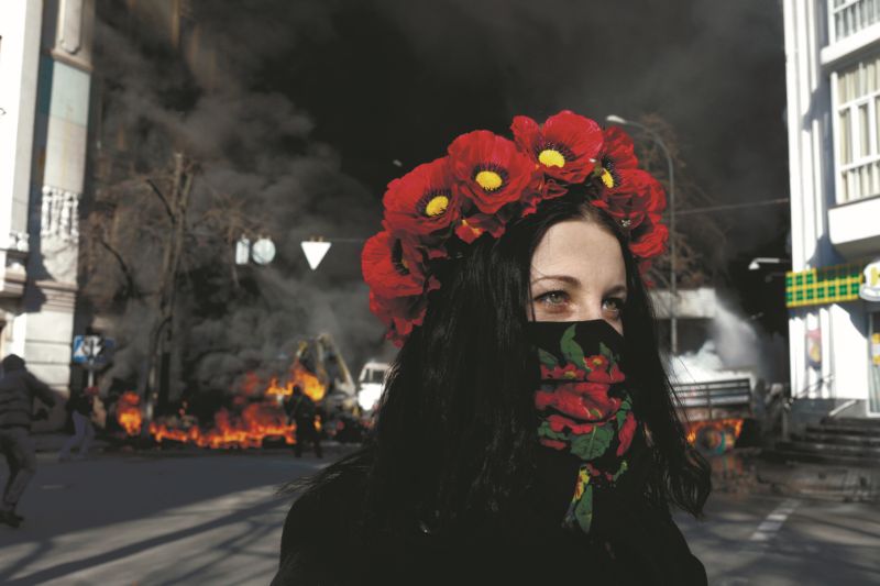 Euromaidan-Aktivistin vor brennenden Barrikaden