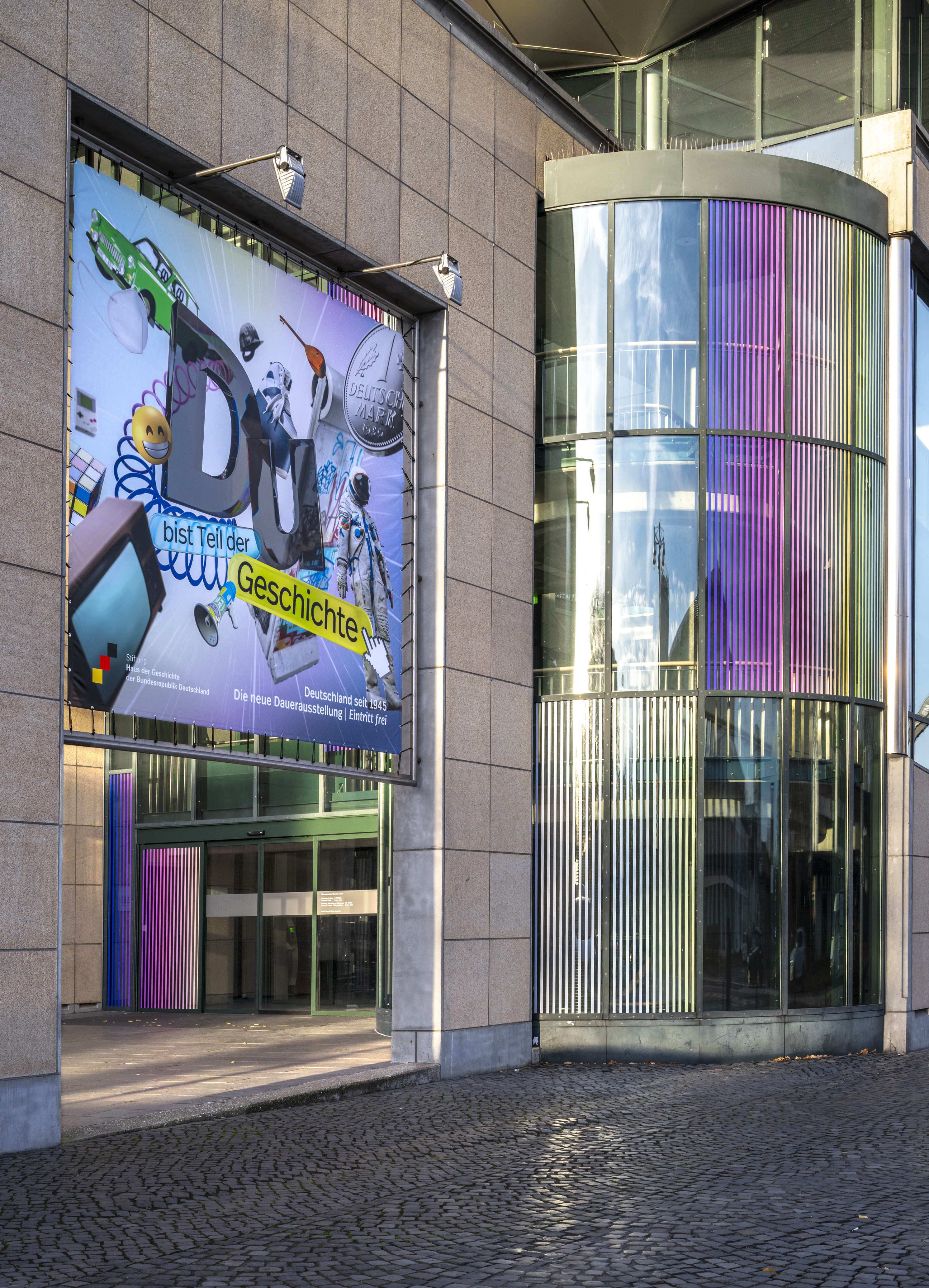 Außenansicht Haus der Geschichte in Bonn mit dem Plakat der neuen Dauerausstellung