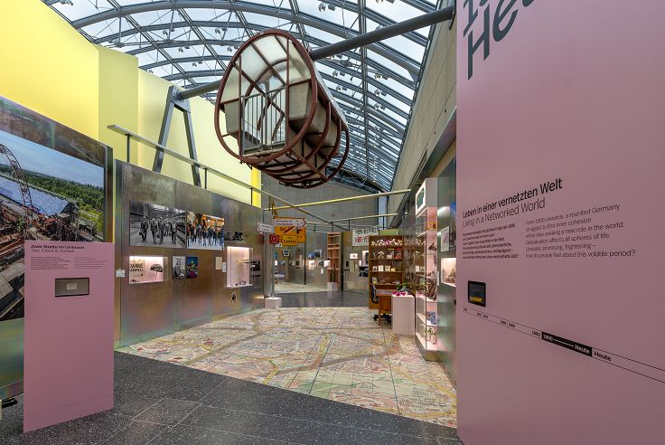 Ansicht eines Ausstellungsbereichs zu den 1990er-Jahren bis heute