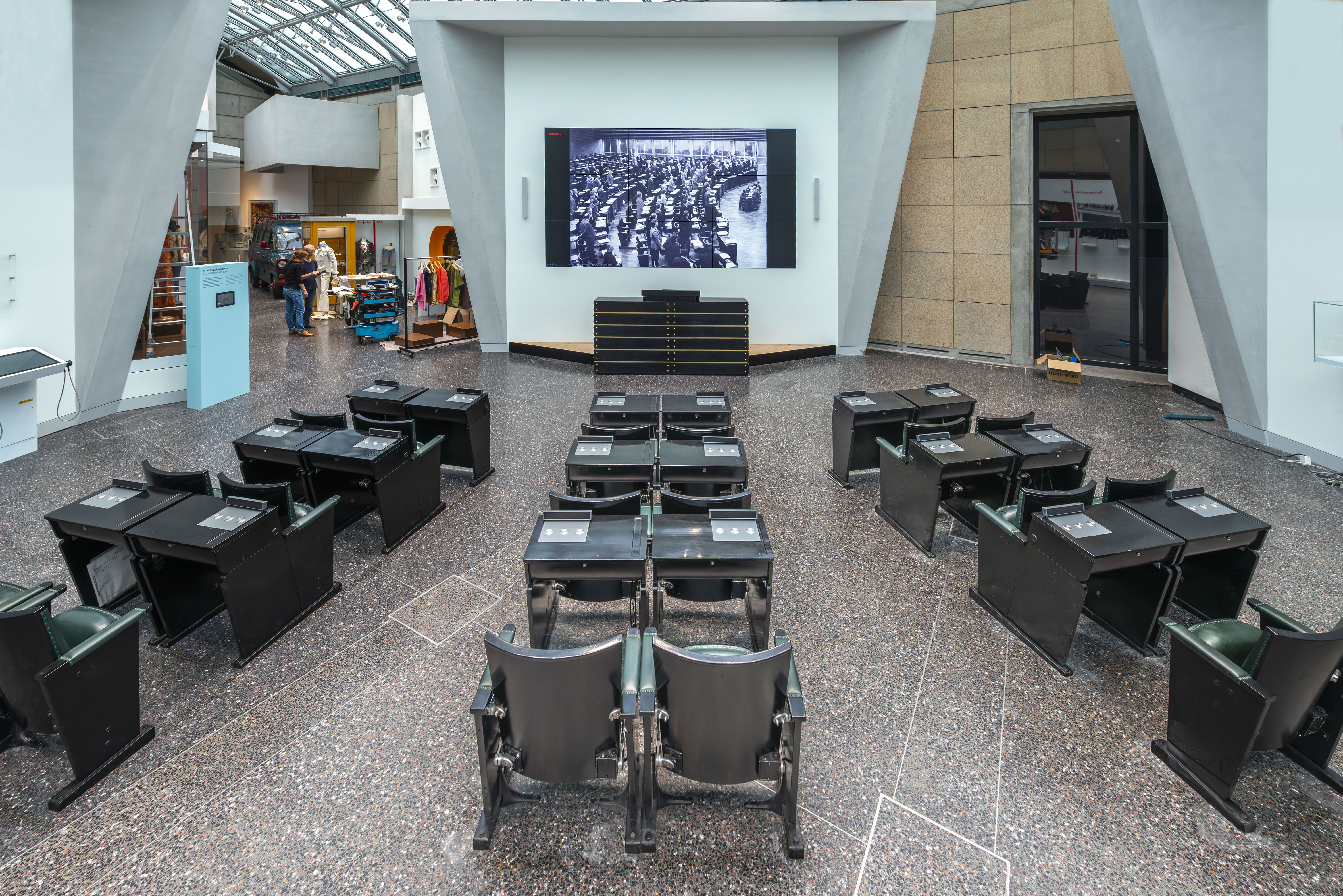 Gestühl des Bundestags im Haus der Geschichte