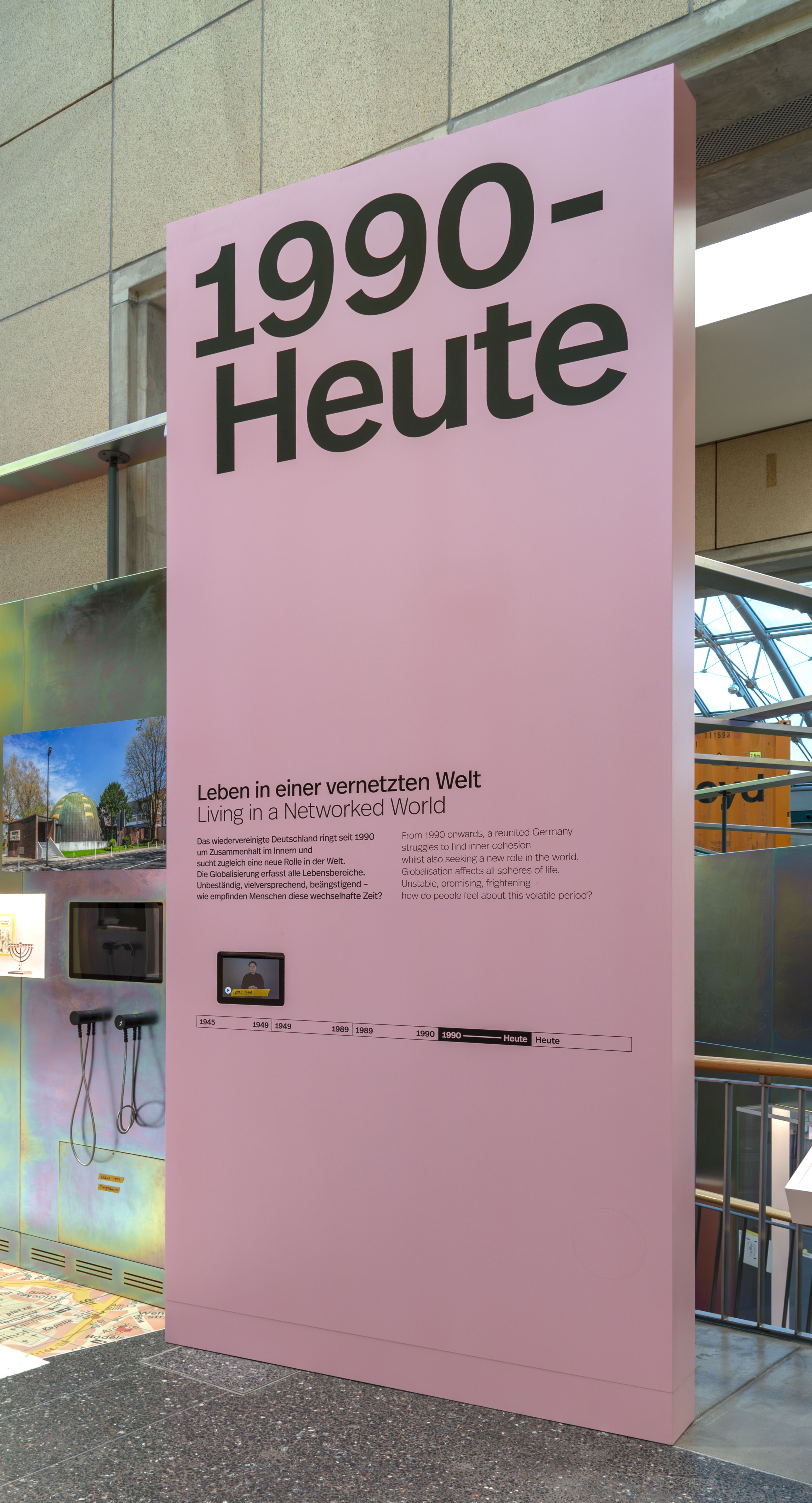Portal mit einem Zeitraum in der Ausstellung
