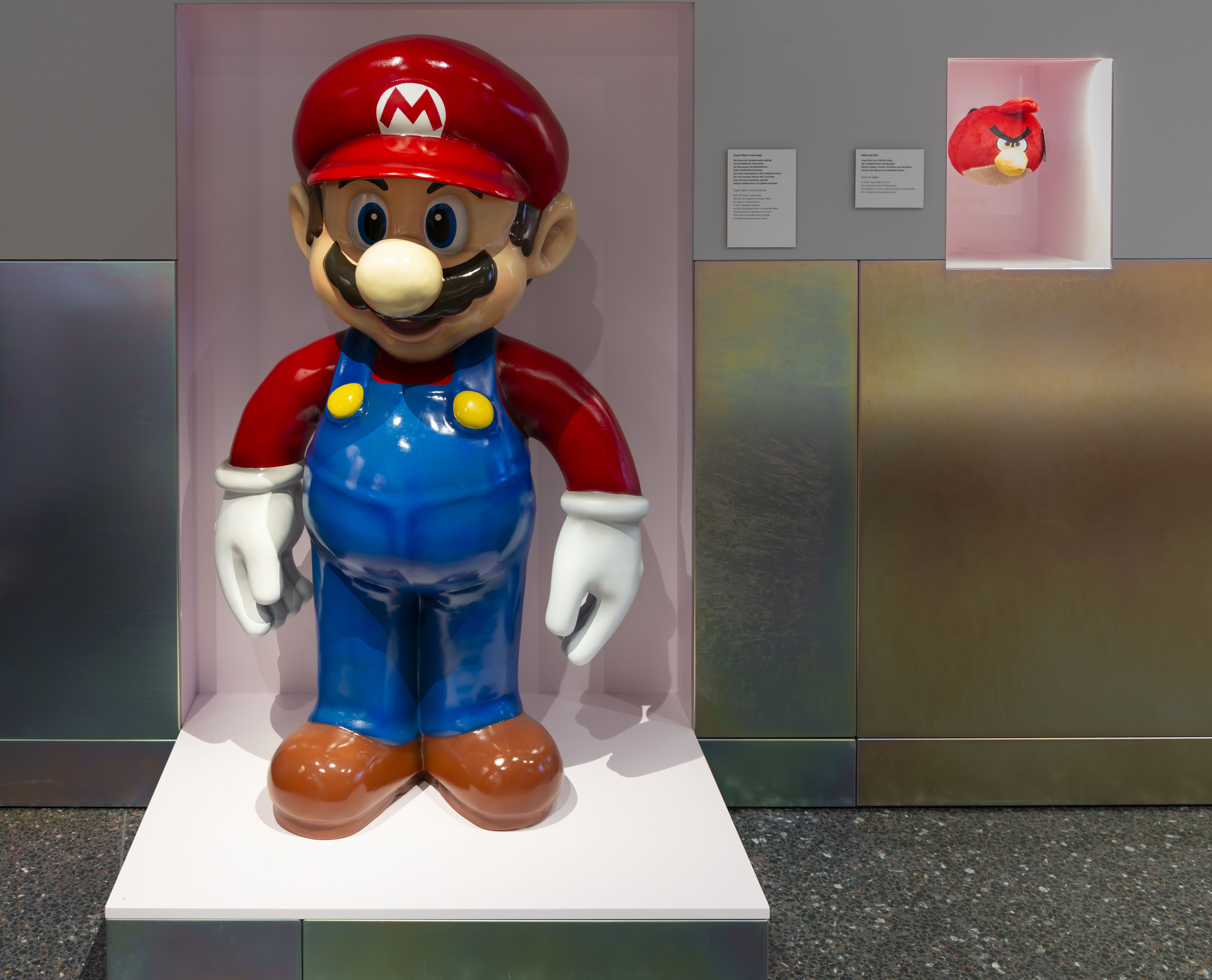 Eine Super Mario-Figu und eine Angry Birds-Figur im Haus der Geschichte