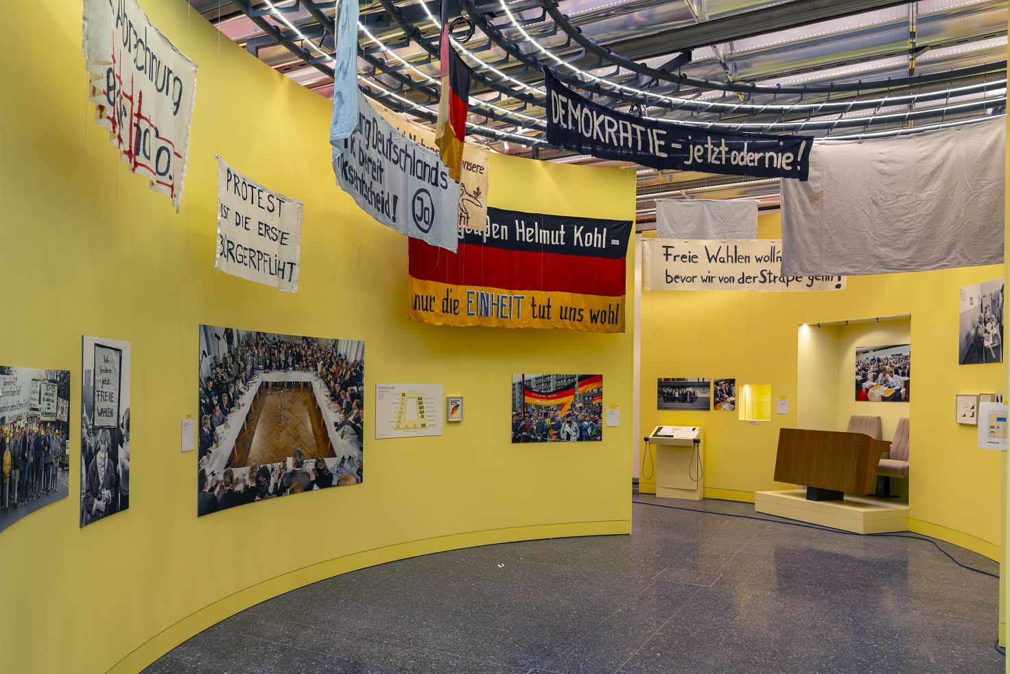 Transparente zur friedlichen Revolution im Haus der Geschichte