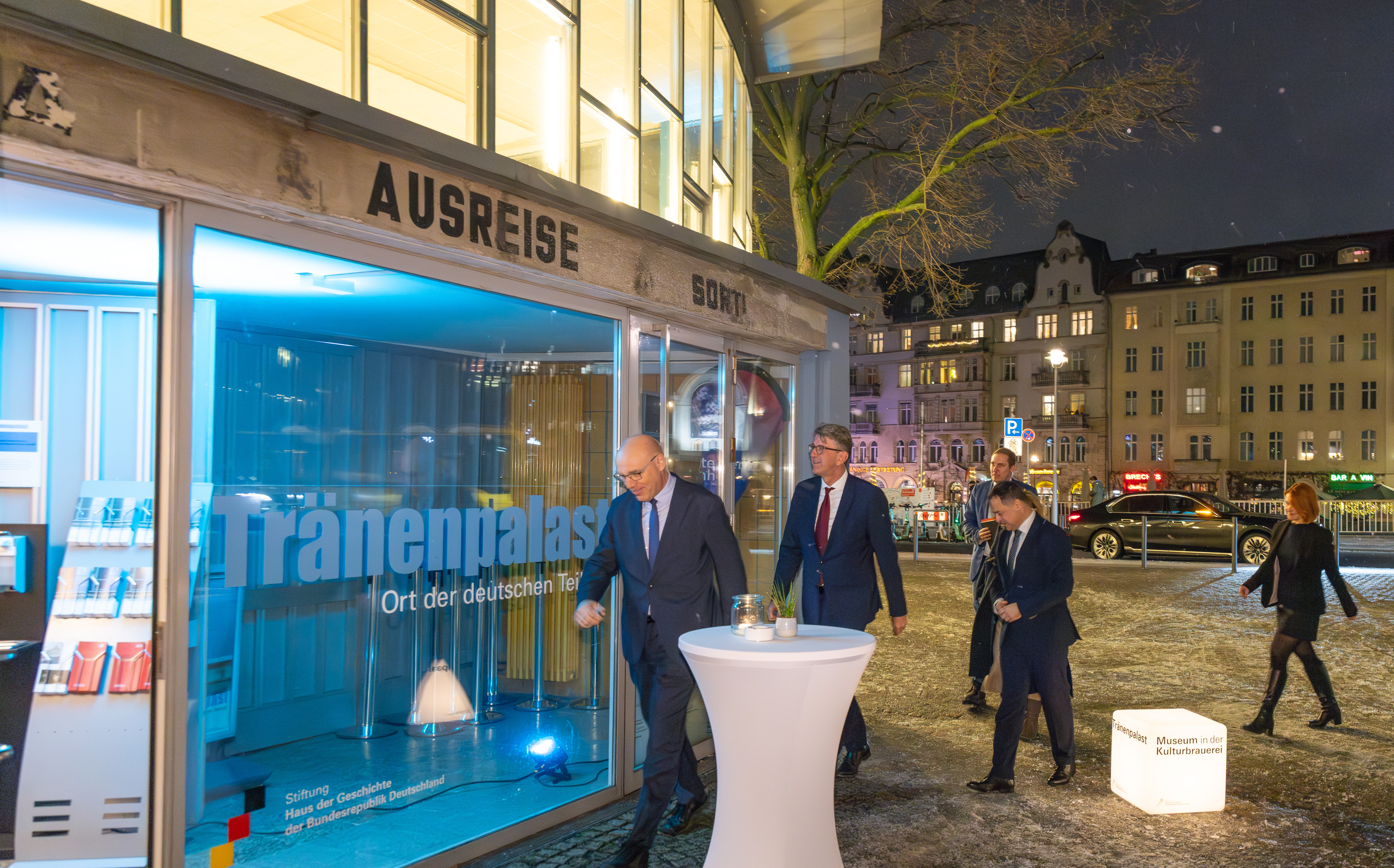 Wolfram Weimer und Harald Biermann vor dem Tränenpalast