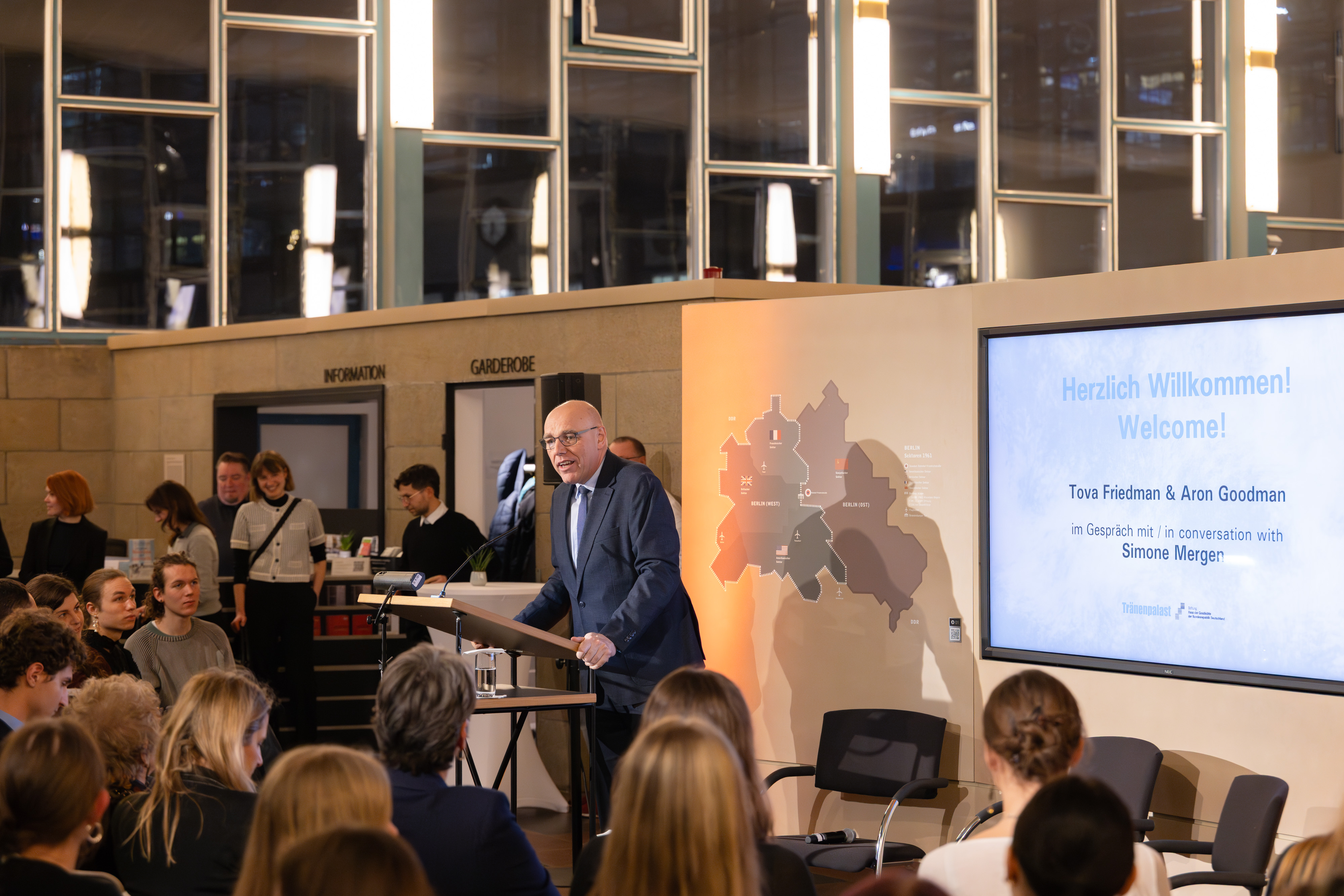 Harald Biermann am Rednerpult im Tränenpalast