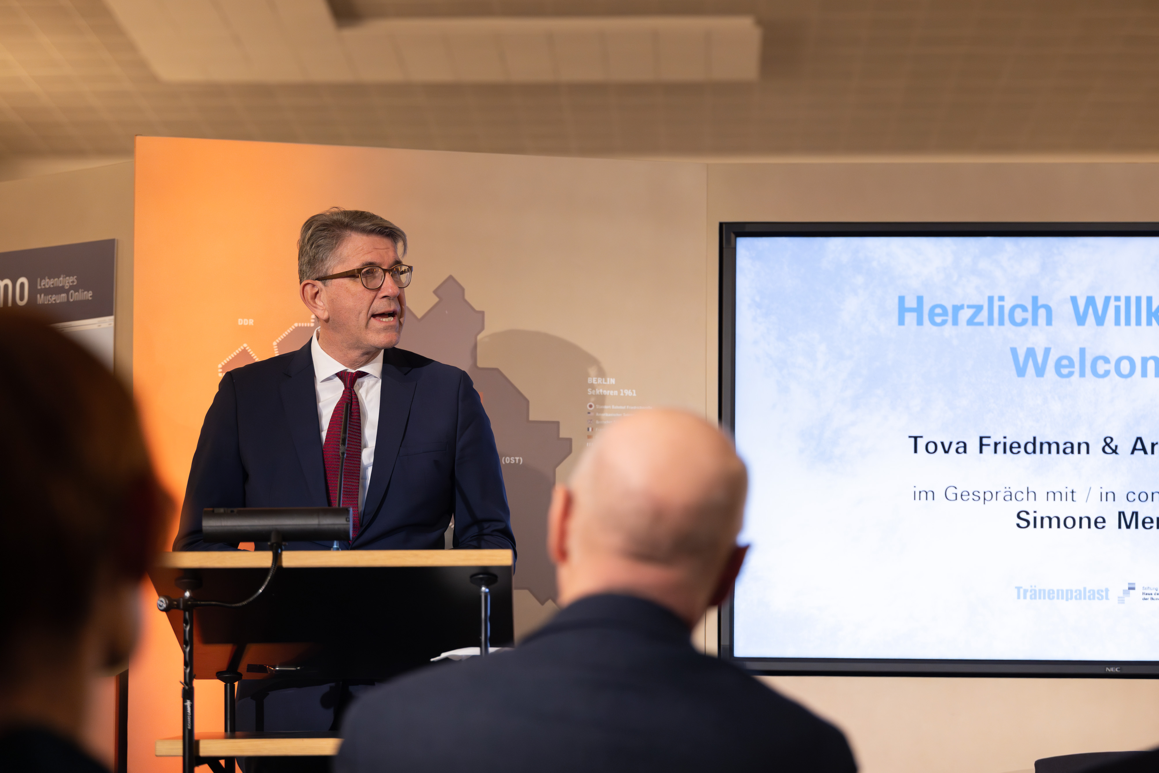 Kulturstaatsminister Wolfram Weimer am Rednerpult im Tränenpalast