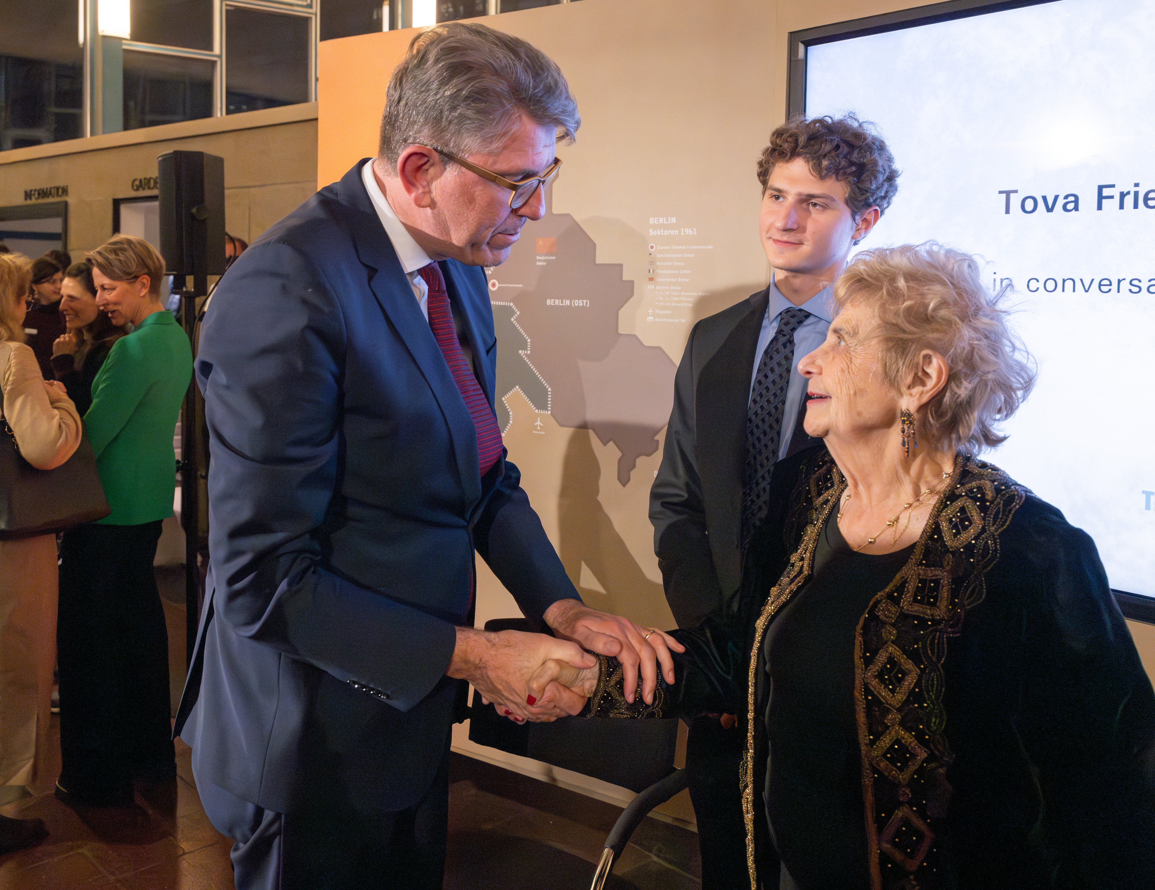 Wolfram Weimer mit Tova Friedman und Aron Goodman