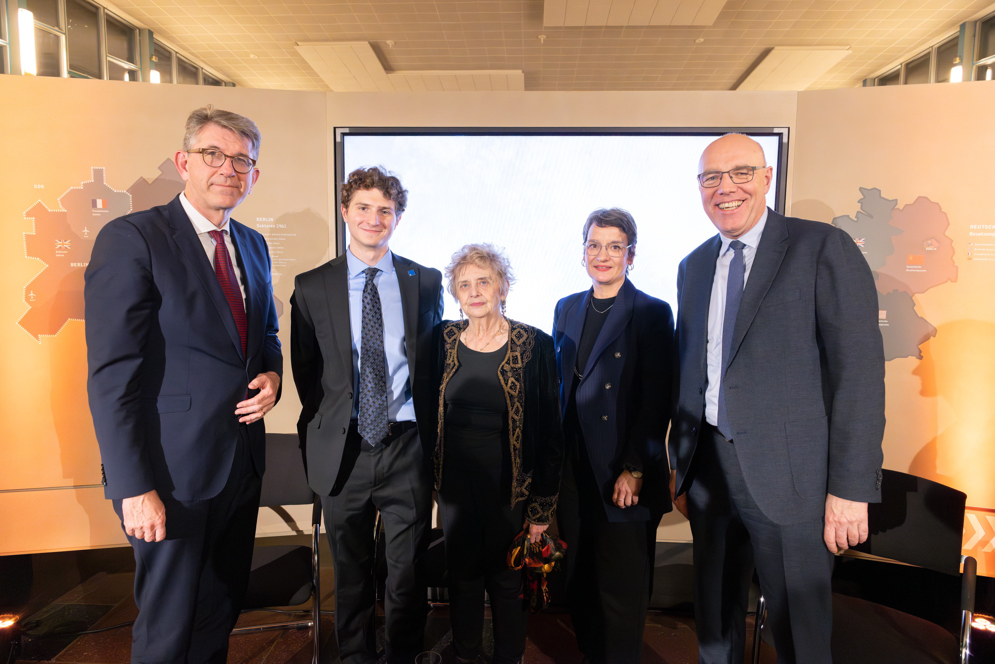 Gruppe von Menschen in formeller Kleidung im Tränenpalast
