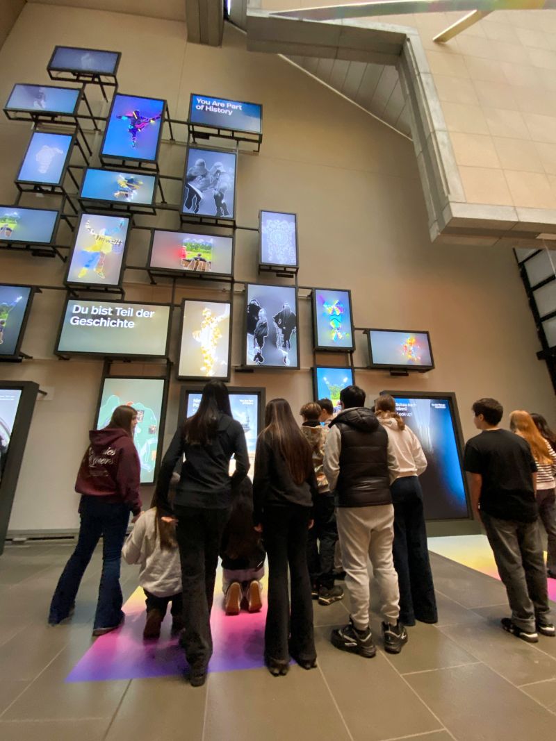 Schulklasse der Carl-von-Ossietzky-Gesamtschule aus Köln in der neuen Dauerausstellung „Du bist Teil der Geschichte. Deutschland seit 1945“