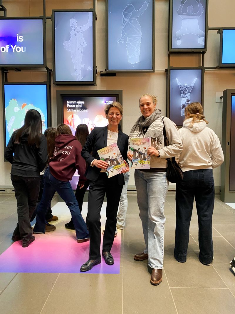 Dr. Ruth Rosenberger, Vertreterin des Präsidenten der Stiftung Haus der Geschichte der Bundesrepublik Deutschland und Direktorin Digitale Dienste, begrüßt eine Schulklasse der Carl-von-Ossietzky-Gesamtschule aus Köln