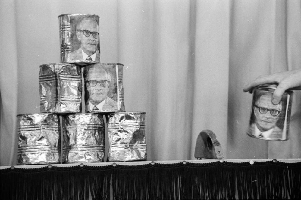 Wertewandel: Einst hing das Porträt von Staats- und Parteichef Erich Honecker in jeder Amtsstube – Anfang 1990 diente sein Konterfei auf der Leipziger Kleinmesse als Zielscheibe.
